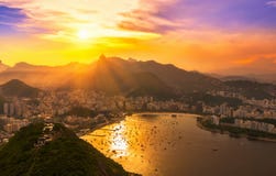 Corcovado och Botafogo i Rio de Janeiro _ royaltyfri foto Corcovado och Botafogo i Rio de Janeiro _ royaltyfri foto