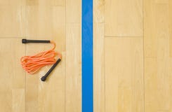 Corda di salto su fondo di legno La vista dalla parte superiore immagini stock Corda di salto su fondo di legno La vista dalla parte superiore immagini stock