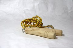 Corda per il salto della corda, colore giallo con il modello delle strisce in maniglia rossa e di legno di verde - immagini stock libere da diritti Corda per il salto della corda, colore giallo con il modello delle strisce in maniglia rossa e di legno di verde - immagini stock libere da diritti