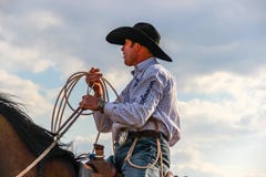 Cordaio professionista del vitello che porta una camicia e un cappello da cowboy del wrangler fotografia stock libera da diritti Cordaio professionista del vitello che porta una camicia e un cappello da cowboy del wrangler fotografia stock libera da diritti
