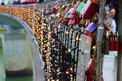 Cordas claras na ponte no advento em Salzburg imagens de stock Cordas claras na ponte no advento em Salzburg imagens de stock