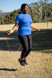 Corde à sauter de femme convenable en parc images libres de droits Corde à sauter de femme convenable en parc images libres de droits
