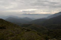 Cordillera del fina de Serra con las nubes en el invierno de los gerais el Brasil de Minas horizontal foto de archivo Cordillera del fina de Serra con las nubes en el invierno de los gerais el Brasil de Minas horizontal foto de archivo
