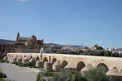 Cordoba bro över den Guadalquivir floden royaltyfria foton Cordoba bro över den Guadalquivir floden royaltyfria foton