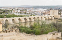 Cordoba romersk bro över floden Guadalquivir, Spanien fotografering för bildbyråer Cordoba romersk bro över floden Guadalquivir, Spanien fotografering för bildbyråer