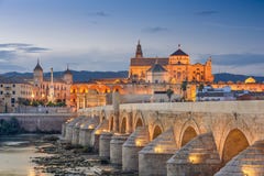 Cordoba, Испания на римских мосте и Мечет-соборе стоковые фото Cordoba, Испания на римских мосте и Мечет-соборе стоковые фото