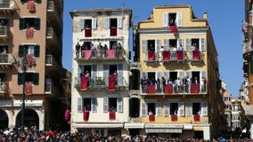 CORFOU, GRÈCE - 7 AVRIL 2018 : Pots d'argile de jet de Corfians des fenêtres et balcons samedi saint pour célébrer la résurrectio clips vidéos CORFOU, GRÈCE - 7 AVRIL 2018 : Pots d'argile de jet de Corfians des fenêtres et balcons samedi saint pour célébrer la résurrectio clips vidéos