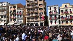 CORFU, GRÉCIA - 7 DE ABRIL DE 2018: Potenciômetros de argila do lance de Corfians das janelas e balcões em sábado santamente para vídeos de arquivo CORFU, GRÉCIA - 7 DE ABRIL DE 2018: Potenciômetros de argila do lance de Corfians das janelas e balcões em sábado santamente para vídeos de arquivo