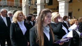 CORFÙ, GRECIA - 6 APRILE 2018: Le processioni dell'epitaffio del venerdì santo a Corfù video d archivio CORFÙ, GRECIA - 6 APRILE 2018: Le processioni dell'epitaffio del venerdì santo a Corfù video d archivio