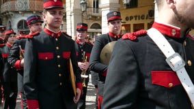 CORFÙ, GRECIA - 6 APRILE 2018: Musicisti filarmonici che giocano durante le celebrazioni di festa di Corfù Pasqua video d archivio CORFÙ, GRECIA - 6 APRILE 2018: Musicisti filarmonici che giocano durante le celebrazioni di festa di Corfù Pasqua video d archivio