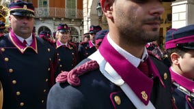 CORFÙ, GRECIA - 6 APRILE 2018: Musicisti filarmonici che giocano durante le celebrazioni di festa di Corfù Pasqua video d archivio CORFÙ, GRECIA - 6 APRILE 2018: Musicisti filarmonici che giocano durante le celebrazioni di festa di Corfù Pasqua video d archivio