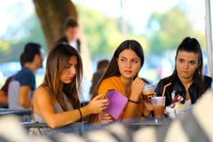 Corfù, Grecia, il 18 ottobre 2018, scene di vita di tutti i giorni nel centro urbano fotografia stock Corfù, Grecia, il 18 ottobre 2018, scene di vita di tutti i giorni nel centro urbano fotografia stock