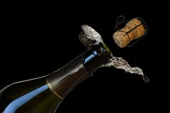 Cork stijgt van een fles champagne op op een zwarte achtergrond wordt geïsoleerd die stock foto Cork stijgt van een fles champagne op op een zwarte achtergrond wordt geïsoleerd die stock foto