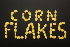 Corn Flakes des Wortes ‚gemacht von den Corn-Flakes auf einem schwarzen Hintergrund lizenzfreies stockfoto Corn Flakes des Wortes ‚gemacht von den Corn-Flakes auf einem schwarzen Hintergrund lizenzfreies stockfoto