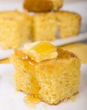 Cornbread con miele e burro Fotografia Stock Cornbread con miele e burro Fotografia Stock