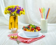 Cornflakes, frukost av cornflakes och bär royaltyfri bild Cornflakes, frukost av cornflakes och bär royaltyfri bild