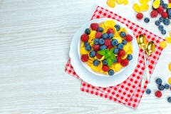 Cornflakes, frukost av cornflakes och bär arkivbilder Cornflakes, frukost av cornflakes och bär arkivbilder