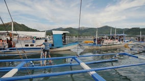 Coron, Palawan, Φιλιππίνες - 1 Δεκεμβρίου 2017: Το λιμάνι Coron Οι ταξιδιώτες είναι έτοιμοι να πλεύσουν στα νησιά απόθεμα βίντεο Coron, Palawan, Φιλιππίνες - 1 Δεκεμβρίου 2017: Το λιμάνι Coron Οι ταξιδιώτες είναι έτοιμοι να πλεύσουν στα νησιά απόθεμα βίντεο