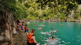 Coron, Philippinen - 5. Januar 2018: Urlauber, die im klaren Wasser von Kayangan See schwimmen stock video footage Coron, Philippinen - 5. Januar 2018: Urlauber, die im klaren Wasser von Kayangan See schwimmen stock video footage