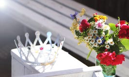 Corona hermosa y flores salvajes El concepto de un partido o de un cumpleaños de la soltera fotografía de archivo libre de regalías Corona hermosa y flores salvajes El concepto de un partido o de un cumpleaños de la soltera fotografía de archivo libre de regalías