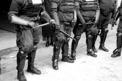 Corpi della polizia in attrezzature antisommossa immagine stock Corpi della polizia in attrezzature antisommossa immagine stock