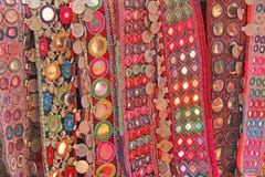 Correas étnicas coloridas con los espejos en el mercado en GOA, la India Recuerdos tibetanos fotos de archivo libres de regalías Correas étnicas coloridas con los espejos en el mercado en GOA, la India Recuerdos tibetanos fotos de archivo libres de regalías