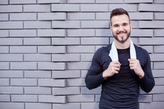 Corredor masculino de sorriso na camisa foto de stock Corredor masculino de sorriso na camisa foto de stock