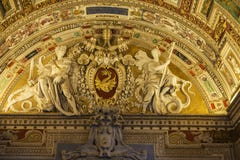 Corredor no museu do Vaticano em Cidade Estado do Vaticano, Vaticano imagens de stock Corredor no museu do Vaticano em Cidade Estado do Vaticano, Vaticano imagens de stock