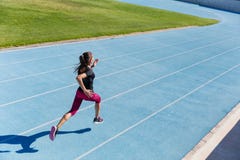 Corredor que corre para o sucesso na pista de atletismo fotos de stock Corredor que corre para o sucesso na pista de atletismo fotos de stock