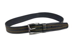 A correia abotoada das calças, preto é costurada com linha amarela imagem de stock A correia abotoada das calças, preto é costurada com linha amarela imagem de stock