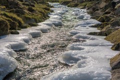 Corrente di inverno con ghiaccio spesso sulle banche immagine stock libera da diritti Corrente di inverno con ghiaccio spesso sulle banche immagine stock libera da diritti