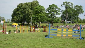 Jovem cavaleiro montando um cavalo pulando uma cerca em uma corrida  equestre