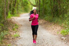 Corridore afroamericano della donna che pareggia all'aperto - forma fisica, peopl fotografie stock Corridore afroamericano della donna che pareggia all'aperto - forma fisica, peopl fotografie stock