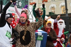 Corridori sulla corsa tradizionale di Natale di Vilnius immagini stock Corridori sulla corsa tradizionale di Natale di Vilnius immagini stock