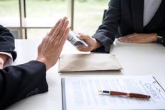 Corruption et concept de corruption, refus supérieur de directeur d'homme d'affaires photographie stock Corruption et concept de corruption, refus supérieur de directeur d'homme d'affaires photographie stock