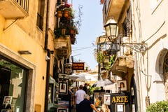 Corso Umberto den huvudsakliga gatan i historisk mitt av Taormina royaltyfri fotografi Corso Umberto den huvudsakliga gatan i historisk mitt av Taormina royaltyfri fotografi