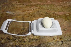Cortadora lisa del huevo blanco para la cocina fotografía de archivo libre de regalías Cortadora lisa del huevo blanco para la cocina fotografía de archivo libre de regalías