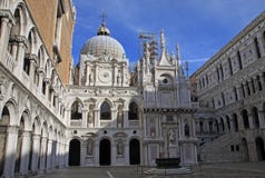 Corte del palazzo ducale, Venezia, Italia immagini stock libere da diritti Corte del palazzo ducale, Venezia, Italia immagini stock libere da diritti