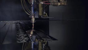 Corte do material de aço da chapa metálica lisa em um torno com o programa, tecnologia industrial moderna do laser do CNC brilhan vídeos de arquivo Corte do material de aço da chapa metálica lisa em um torno com o programa, tecnologia industrial moderna do laser do CNC brilhan vídeos de arquivo