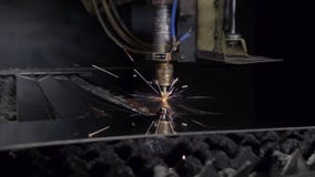 Corte do material de aço da chapa metálica lisa em um torno com o programa, tecnologia industrial moderna do laser do CNC brilhan video estoque Corte do material de aço da chapa metálica lisa em um torno com o programa, tecnologia industrial moderna do laser do CNC brilhan video estoque