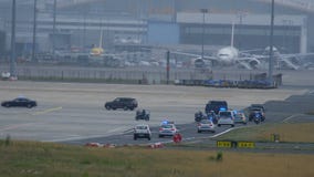 Cortege von Regierungsmitgliedern und -Polizeischutz am Flughafen Cortege von Regierungsmitgliedern und -Polizeischutz am Flughafen