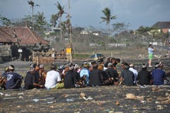 Cortejo fúnebre en la playa de Sanur en Bali foto de archivo Cortejo fúnebre en la playa de Sanur en Bali foto de archivo