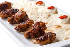 Cortes fritos de la carne y del pan fino del trigo en una placa blanca en un fondo blanco aislado fotos de archivo libres de regalías Cortes fritos de la carne y del pan fino del trigo en una placa blanca en un fondo blanco aislado fotos de archivo libres de regalías