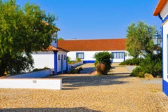 Cortile dalla proprietà tipica del paese, Camere bianche tipiche dell'Alentejo, viaggio Portogallo Immagine Stock Cortile dalla proprietà tipica del paese, Camere bianche tipiche dell'Alentejo, viaggio Portogallo Immagine Stock
