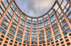 Cortile interno della costruzione del Parlamento Europeo a Strasburgo, Francia Fotografia Stock Libera da Diritti Cortile interno della costruzione del Parlamento Europeo a Strasburgo, Francia Fotografia Stock Libera da Diritti