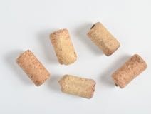 Cortiça das garrafas de vinho em um fundo branco fotografia de stock Cortiça das garrafas de vinho em um fundo branco fotografia de stock