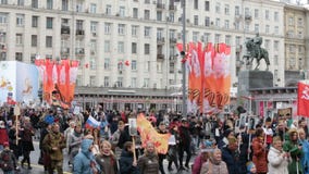 Cortège immortel de régiment en Victory Day - milliers de personnes marchant le long de la rue de Tverskaya vers la place rouge a banque de vidéos Cortège immortel de régiment en Victory Day - milliers de personnes marchant le long de la rue de Tverskaya vers la place rouge a banque de vidéos