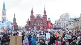 Cortège immortel de régiment en Victory Day - milliers de personnes marchant vers la place rouge et le Kremlin banque de vidéos Cortège immortel de régiment en Victory Day - milliers de personnes marchant vers la place rouge et le Kremlin banque de vidéos