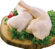 Coscie di pollo crude con i vagetables immagine stock Coscie di pollo crude con i vagetables immagine stock
