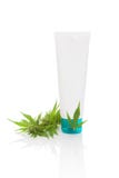 Cosmetici della cannabis su bianco fotografia stock libera da diritti Cosmetici della cannabis su bianco fotografia stock libera da diritti